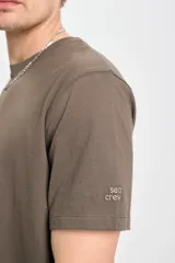 Remera de manga corta color verde militar, con diseño clásico de cuello redondo y corte recto.