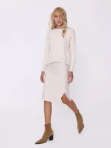 Falda beige de corte recto, largo a la rodilla, con abertura lateral y botones dorados decorativos.