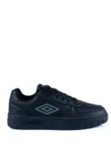 Championes deportivos Umbro modelo Milo-High, de color negro con detalles en gris oscuro y suela de goma robusta.
