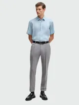 Camisa de manga corta Boss con corte regular fit, cuello clásico y cierre frontal de botones.