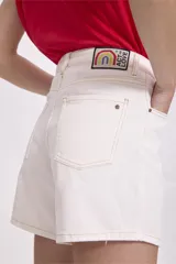 Bermuda de jean color blanco, con bolsillos delanteros y traseros.