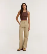 Top cropped sin mangas, color marrón oscuro, de corte ajustado al cuerpo y cuello redondo. Presenta textura acanalada.