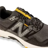 Championes de trail running New Balance 410, color gris oscuro con detalles en negro y amarillo.