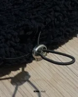 Canguro color marrón claro, con capucha y cordones ajustables, forrado con polar y reguladores en la cintura para ajustarlo.