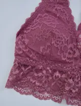 Pack de dos bralettes de encaje, uno color rosa viejo y otro color marrón claro. Ambos tienen breteles fijos y espalda estilo nadador.
