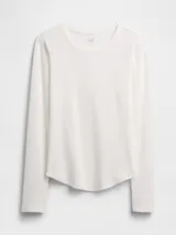 Remera de manga larga confeccionada en tejido tipo waffle, con cuello redondo y ruedo redondeado.