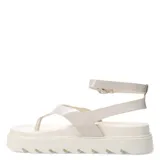 Sandalias de plataforma color blanco hueso, con tira delantera y tobillera con hebilla.