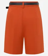 Short de vestir color beige, con cintura alta, pliegues frontales, cinturón de cuero sintético con hebilla metálica y cierre frontal con botón y cremallera.