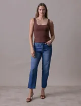 Pantalón de jean de tiro alto, pierna recta y corte a la altura del tobillo.