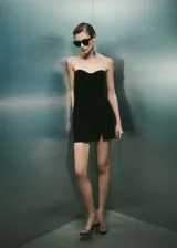 Top de punto entallado con escote corazón y diseño sin mangas, confeccionado en una mezcla de poliéster, viscosa y poliamida.