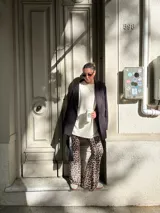 Remeron de morley viscosa color negro, con cuello redondo y mangas cortas de corte holgado.