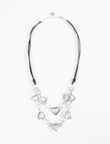 Collar plateado con cordón negro y cadena de eslabones con dijes triangulares.