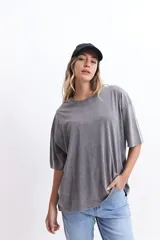 Remera de manga corta, corte oversize, color verde lima pálido. Presenta cuello redondo con terminación acanalada.