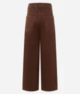 Pantalón de corte recto y estilo loose, confeccionado en sarga de algodón. Presenta cintura con trabillas, cierre frontal con botón y cremallera, y bolsillos funcionales tanto en la parte delantera como en la trasera.
