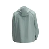 Campera deportiva Under Armour Vibe Woven negra con capucha, cierre frontal completo, logo blanco en el pecho y bolsillos laterales con cierre.