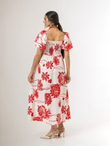 Vestido largo azul marino con estampado floral blanco, escote cuadrado con nido de abeja en el pecho y mangas abullonadas cortas.