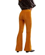 Pantalón de corte flare, tiro alto, color morado oscuro con textura de terciopelo y patrón en chevron.