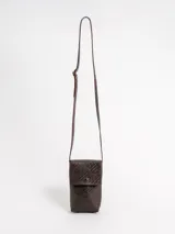 Porta celular de cuero marrón con diseño trenzado y solapa frontal, cuenta con correa larga regulable.