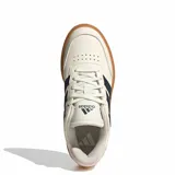 Championes urbanos Adidas modelo Courtblock, color blanco con las icónicas tres tiras laterales en azul marino y suela de goma color caramelo. Presenta un detalle en rosado suave en la parte superior del talón.