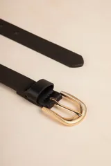 Cinturón color beige de cuero sintético con hebilla dorada texturizada.