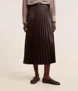 Falda midi marrón de cuero sintético con cintura sastre y textura plisada.