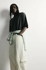 Camiseta de algodón con cuello redondo y mangas cortas, de corte relaxed fit y efecto lavado gris.