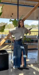 Remera gris de manga corta, corte oversize y cuello redondo.