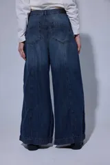 Jean de corte wide leg en color azul oscuro, con costuras a contratono y diseño de tiro medio.