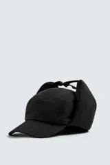Gorra técnica de color negro con diseño de cinco paneles y orejeras integradas ajustables mediante una trabilla superior. Confeccionada en tejido acolchado, cuenta con ajuste elástico en la parte posterior.