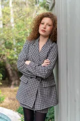 Blazer de paño con estampa a cuadros en tonos marrones y beige, de corte recto y mangas largas.
