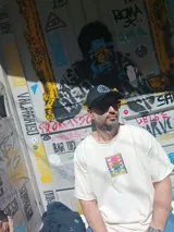 Remera color crema de algodón con estampa en la espalda de un paisaje playero con el texto "Chema Sure Chate et la mer".