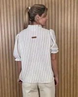 Blusa marrón oscura de manga corta abullonada con puños elastizados, escote en V y cuello alto con volados.