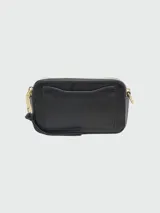 Cartera crossbody Marc Jacobs modelo The Snapshot, color tostado con herrajes dorados y logo frontal metálico. Incluye correa ajustable y extraíble con diseño de marca estampado.