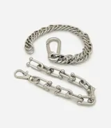 Kit de pulseras de metal plateado con diseño industrial, compuesto por una pulsera de cadena groumet y otra de eslabones articulados.