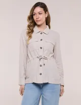 Sobrecamisa beige de lino liviano, con cuello camisero, cierre frontal de botones carey y bolsillos en el pecho. Cuenta con cordón ajustable en la cintura y mangas largas.