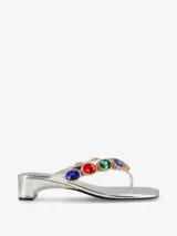 Sandalia plateada con plataforma baja y tira delantera decorada con apliques brillantes de colores.