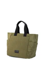 Cartera tipo tote de diseño capitoneado en color marrón claro, con doble asa de mano negra y bolsillos laterales. Presenta un diseño acolchado con líneas verticales en el frente y rombos en los laterales, e incluye una etiqueta decorativa con logo.