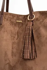 Charm para bolso compuesto por flecos de cuero sintético color marrón, decorados con pequeñas tachas metálicas doradas. Incluye un aro y un cierre de mosquetón metálico en tono dorado.