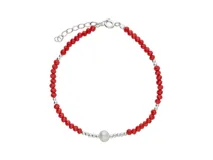 Pulsera de plata 925 con cuentas de cristal facetado color rojo y una perla central. Incluye cadena de alargue.