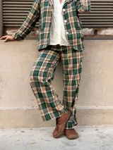 Pantalón de corte recto y tiro alto con estampado de cuadros en tonos verdes, beige y negro.