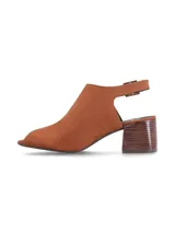 Sandalia peep toe de cuero color tostado con taco bloque simil madera, diseño destalonado y tira con hebilla metálica ajustable en el tobillo.