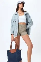 Short color caqui, de tiro alto, con bolsillos funcionales y tajos pequeños en el ruedo.