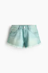 Short de cinco bolsillos en denim de algodón rígido, de tiro alto con cierre y botón, corte holgado con bajo deshilachado.