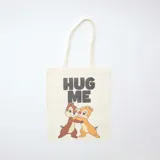 Tote bag de tela color crudo con estampado frontal de los personajes Chip y Dale abrazados y la frase 'HUG ME' en color negro.