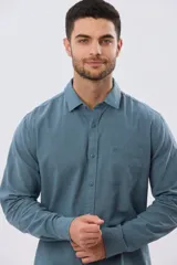 Camisa de manga larga confeccionada en mezcla de lino y algodón, con cuello clásico, cierre frontal de botones y bolsillo ojal en el pecho.