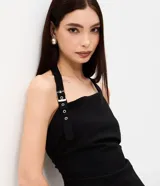 Enterito corto negro de bengalina, con escote halter, modelado ajustado y detalle de hebilla en la tira.