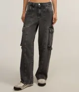 Pantalón recto de jeans gris, con bolsillos cargo laterales y cierre de botón y cremallera.