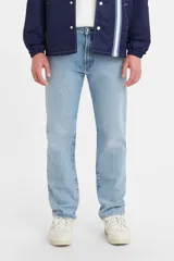 Jean de corte recto y tiro medio, confeccionado en denim de algodón en un tono azul claro lavado. Presenta diseño clásico de cinco bolsillos, cierre de botón y bragueta con cremallera.