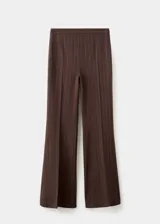 Pantalón marrón oscuro con sutil estampado de rayas diplomáticas, de corte recto y tiro medio.