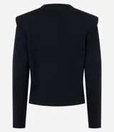 Cardigan de punto color blanco, de corte regular y ajuste al cuerpo. Presenta cuello redondo, mangas largas, cierre frontal con botones delicados y hombreras estructuradas que aportan volumen a la silueta.